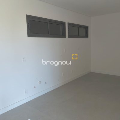 Apartamento com 120m², 3 quartos (sendo 3 suítes), 2 garagens, no bairro Jurerê Internacional em Florianópolis