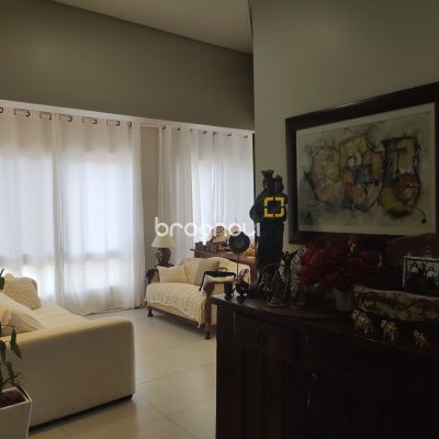 Apartamento com 117m², 3 quartos (sendo 2 suítes), 2 garagens, no bairro Jurerê em Florianópolis
