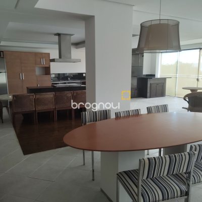 Apartamento com 117m², 3 quartos (sendo 2 suítes), 2 garagens, no bairro Jurerê em Florianópolis