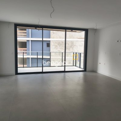 Apartamento com 114m², 3 quartos (sendo 2 suítes), 2 garagens, no bairro Jurerê Internacional em Florianópolis