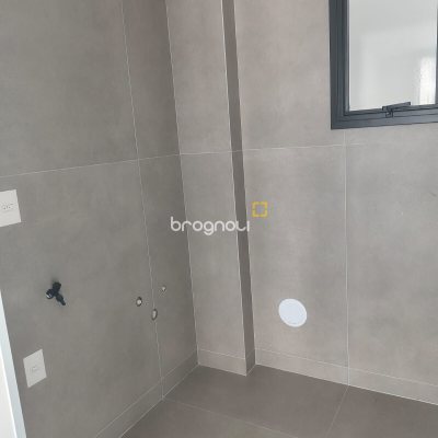 Apartamento com 114m², 3 quartos (sendo 2 suítes), 2 garagens, no bairro Jurerê Internacional em Florianópolis