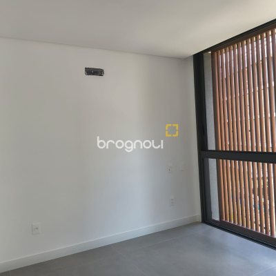 Apartamento com 114m², 3 quartos (sendo 2 suítes), 2 garagens, no bairro Jurerê Internacional em Florianópolis