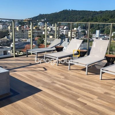 Apartamento com 65m², 2 quartos (sendo 1 suíte), 1 garagem, no bairro Jurerê Internacional em Florianópolis