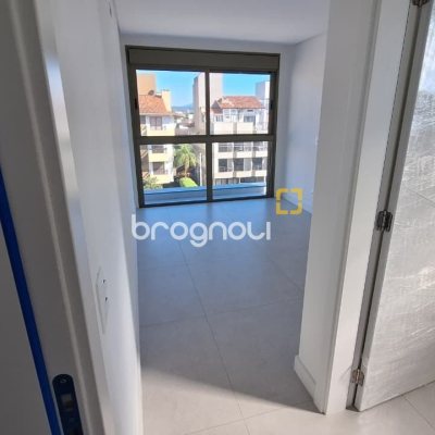 Apartamento com 65m², 2 quartos (sendo 2 suítes), 2 garagens, no bairro Jurerê Internacional em Florianópolis