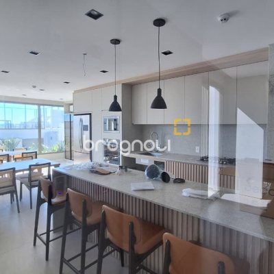 Apartamento com 65m², 2 quartos (sendo 2 suítes), 2 garagens, no bairro Jurerê Internacional em Florianópolis