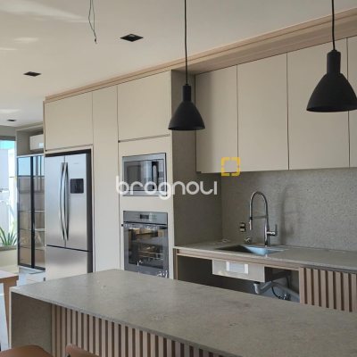 Apartamento com 65m², 2 quartos (sendo 2 suítes), 2 garagens, no bairro Jurerê Internacional em Florianópolis