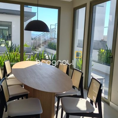 Apartamento com 65m², 2 quartos (sendo 2 suítes), 2 garagens, no bairro Jurerê Internacional em Florianópolis