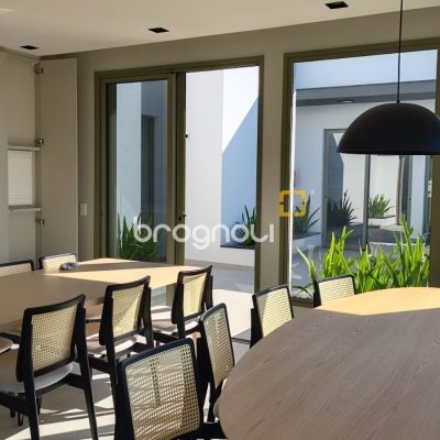 Apartamento com 65m², 2 quartos (sendo 2 suítes), 2 garagens, no bairro Jurerê Internacional em Florianópolis