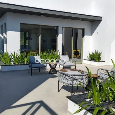 Apartamento com 65m², 2 quartos (sendo 2 suítes), 2 garagens, no bairro Jurerê Internacional em Florianópolis