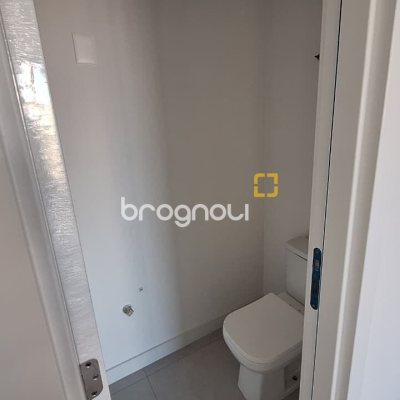 Apartamento com 65m², 2 quartos (sendo 2 suítes), 2 garagens, no bairro Jurerê Internacional em Florianópolis