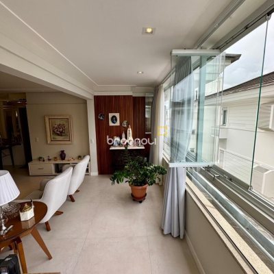 Cobertura com 226m², 3 quartos (sendo 2 suítes), 2 garagens, no bairro Jurerê Internacional em Florianópolis