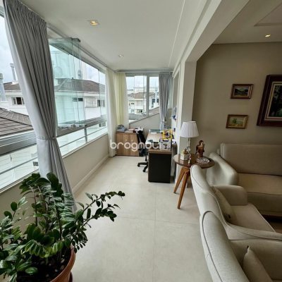 Cobertura com 226m², 3 quartos (sendo 2 suítes), 2 garagens, no bairro Jurerê Internacional em Florianópolis