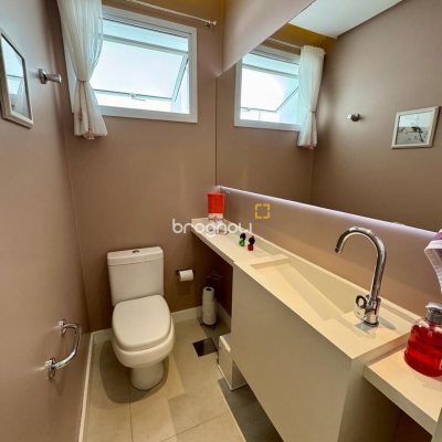 Cobertura com 226m², 3 quartos (sendo 2 suítes), 2 garagens, no bairro Jurerê Internacional em Florianópolis