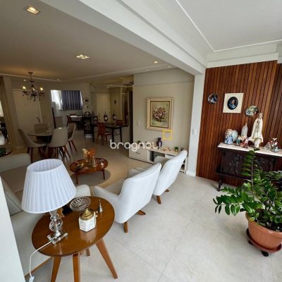 Cobertura com 226m², 3 quartos (sendo 2 suítes), 2 garagens, no bairro Jurerê Internacional em Florianópolis
