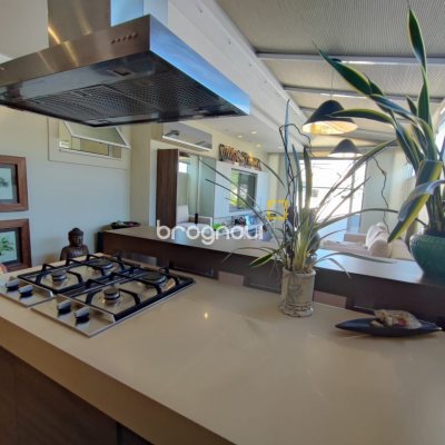 Cobertura com 224m², 3 quartos (sendo 3 suítes), 2 garagens, no bairro Jurerê Internacional em Florianópolis
