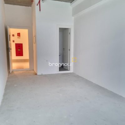 Sala com 26m², 2 garagens, no bairro Saco Grande em Florianópolis