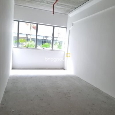 Sala com 26m², 2 garagens, no bairro Saco Grande em Florianópolis