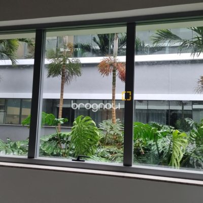 Sala com 26m², 2 garagens, no bairro Saco Grande em Florianópolis