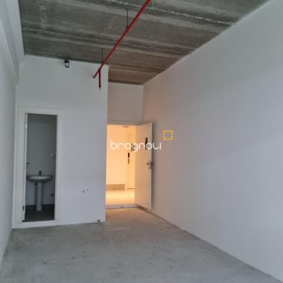 Sala com 26m², 2 garagens, no bairro Saco Grande em Florianópolis