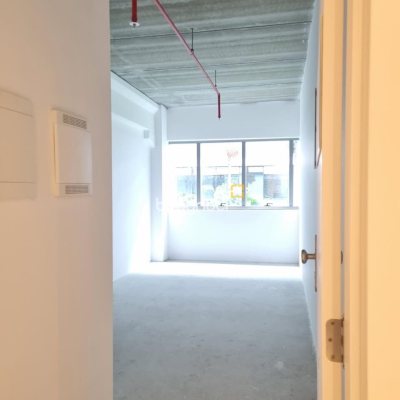 Sala com 26m², 2 garagens, no bairro Saco Grande em Florianópolis