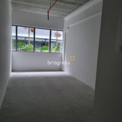 Sala com 26m², 2 garagens, no bairro Saco Grande em Florianópolis
