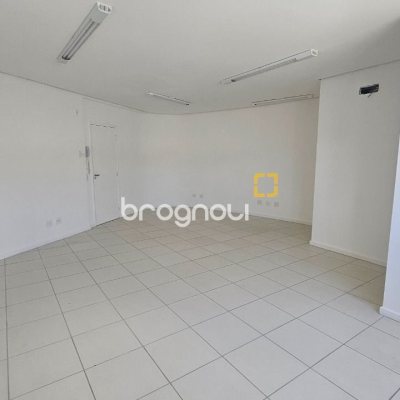 Sala com 41m², no bairro Córrego Grande em Florianópolis