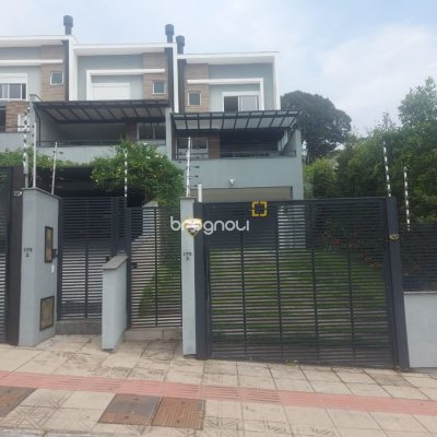 Casa com 250m², 4 quartos (sendo 4 suítes), 3 garagens, no bairro Centro em Florianópolis