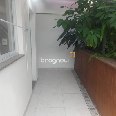 Casa com 250m², 4 quartos (sendo 4 suítes), 3 garagens, no bairro Centro em Florianópolis