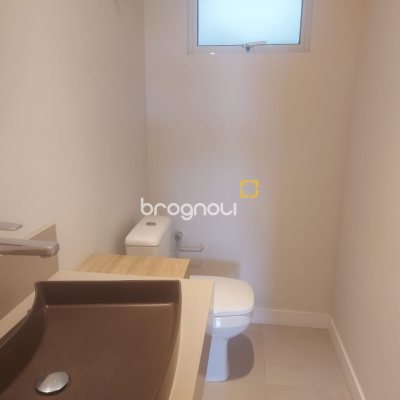 Casa com 250m², 4 quartos (sendo 4 suítes), 3 garagens, no bairro Centro em Florianópolis