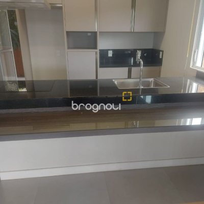 Casa com 250m², 4 quartos (sendo 4 suítes), 3 garagens, no bairro Centro em Florianópolis