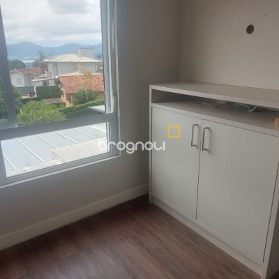 Casa com 250m², 4 quartos (sendo 4 suítes), 3 garagens, no bairro Centro em Florianópolis