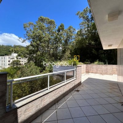 Cobertura com 263m², 4 quartos (sendo 2 suítes), 2 garagens, no bairro Córrego Grande em Florianópolis