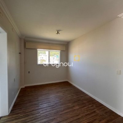 Cobertura com 263m², 4 quartos (sendo 2 suítes), 2 garagens, no bairro Córrego Grande em Florianópolis