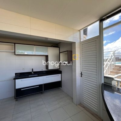 Cobertura com 263m², 4 quartos (sendo 2 suítes), 2 garagens, no bairro Córrego Grande em Florianópolis