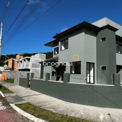 Casa com 165m², 2 quartos (sendo 2 suítes), 2 garagens, no bairro Canasvieiras em Florianópolis