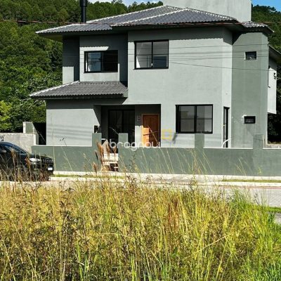 Casa com 165m², 2 quartos (sendo 2 suítes), 2 garagens, no bairro Canasvieiras em Florianópolis