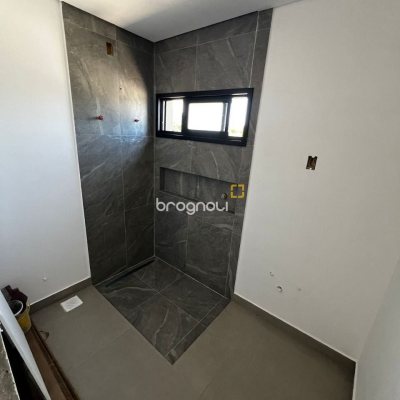Casa com 165m², 2 quartos (sendo 2 suítes), 2 garagens, no bairro Canasvieiras em Florianópolis