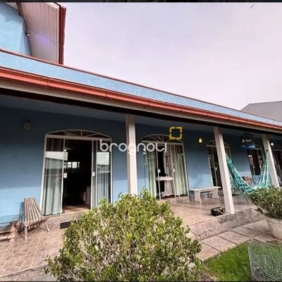 Casa com 218m², 6 quartos (sendo 2 suítes), 2 garagens, no bairro Campeche em Florianópolis