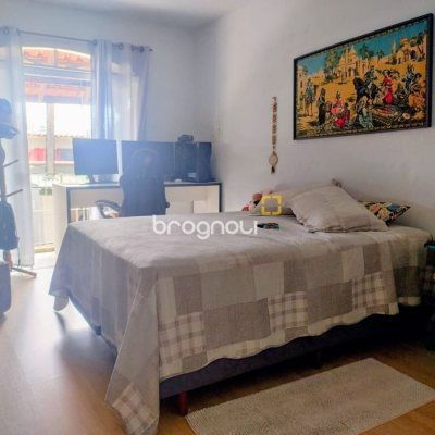 Casa com 218m², 6 quartos (sendo 2 suítes), 2 garagens, no bairro Campeche em Florianópolis