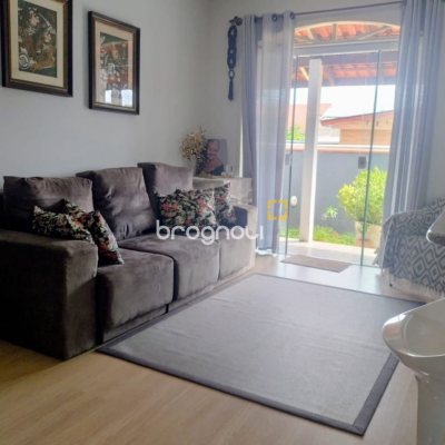 Casa com 218m², 6 quartos (sendo 2 suítes), 2 garagens, no bairro Campeche em Florianópolis