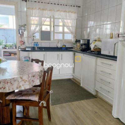 Casa com 218m², 6 quartos (sendo 2 suítes), 2 garagens, no bairro Campeche em Florianópolis