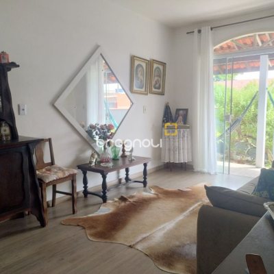Casa com 218m², 6 quartos (sendo 2 suítes), 2 garagens, no bairro Campeche em Florianópolis