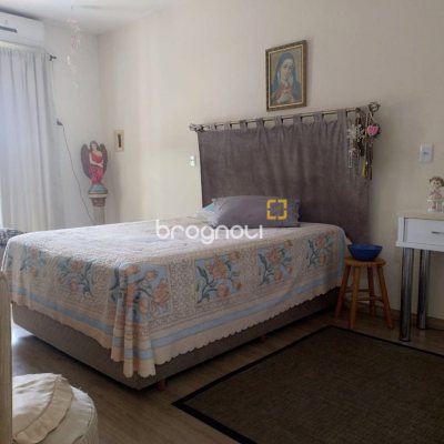 Casa com 218m², 6 quartos (sendo 2 suítes), 2 garagens, no bairro Campeche em Florianópolis