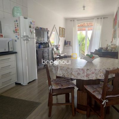 Casa com 218m², 6 quartos (sendo 2 suítes), 2 garagens, no bairro Campeche em Florianópolis