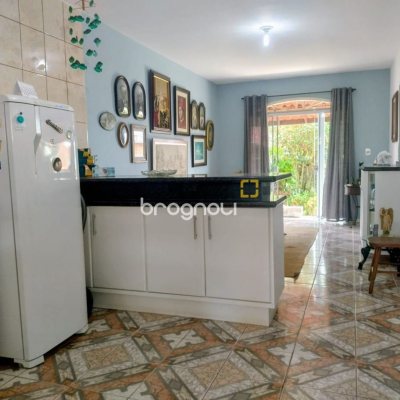 Casa com 218m², 6 quartos (sendo 2 suítes), 2 garagens, no bairro Campeche em Florianópolis