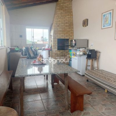 Casa com 218m², 6 quartos (sendo 2 suítes), 2 garagens, no bairro Campeche em Florianópolis