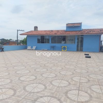 Casa com 218m², 6 quartos (sendo 2 suítes), 2 garagens, no bairro Campeche em Florianópolis