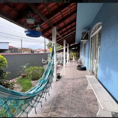 Casa com 218m², 6 quartos (sendo 2 suítes), 2 garagens, no bairro Campeche em Florianópolis