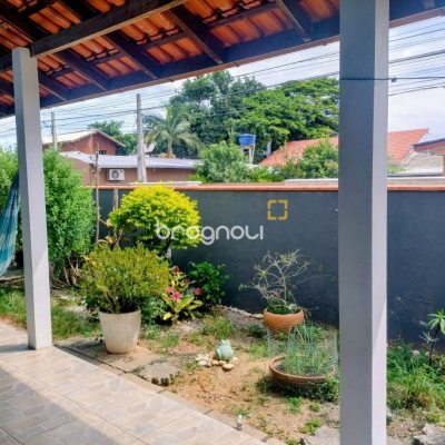 Casa com 218m², 6 quartos (sendo 2 suítes), 2 garagens, no bairro Campeche em Florianópolis
