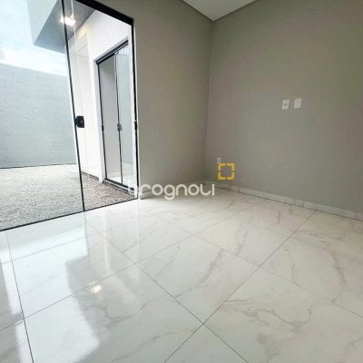 Casa com 68m², 2 quartos (sendo 1 suíte), 1 garagem, no bairro Campeche em Florianópolis